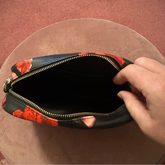 NWT Victoria’s Secret crossbody rose bag/purse - Picture 3 of 6